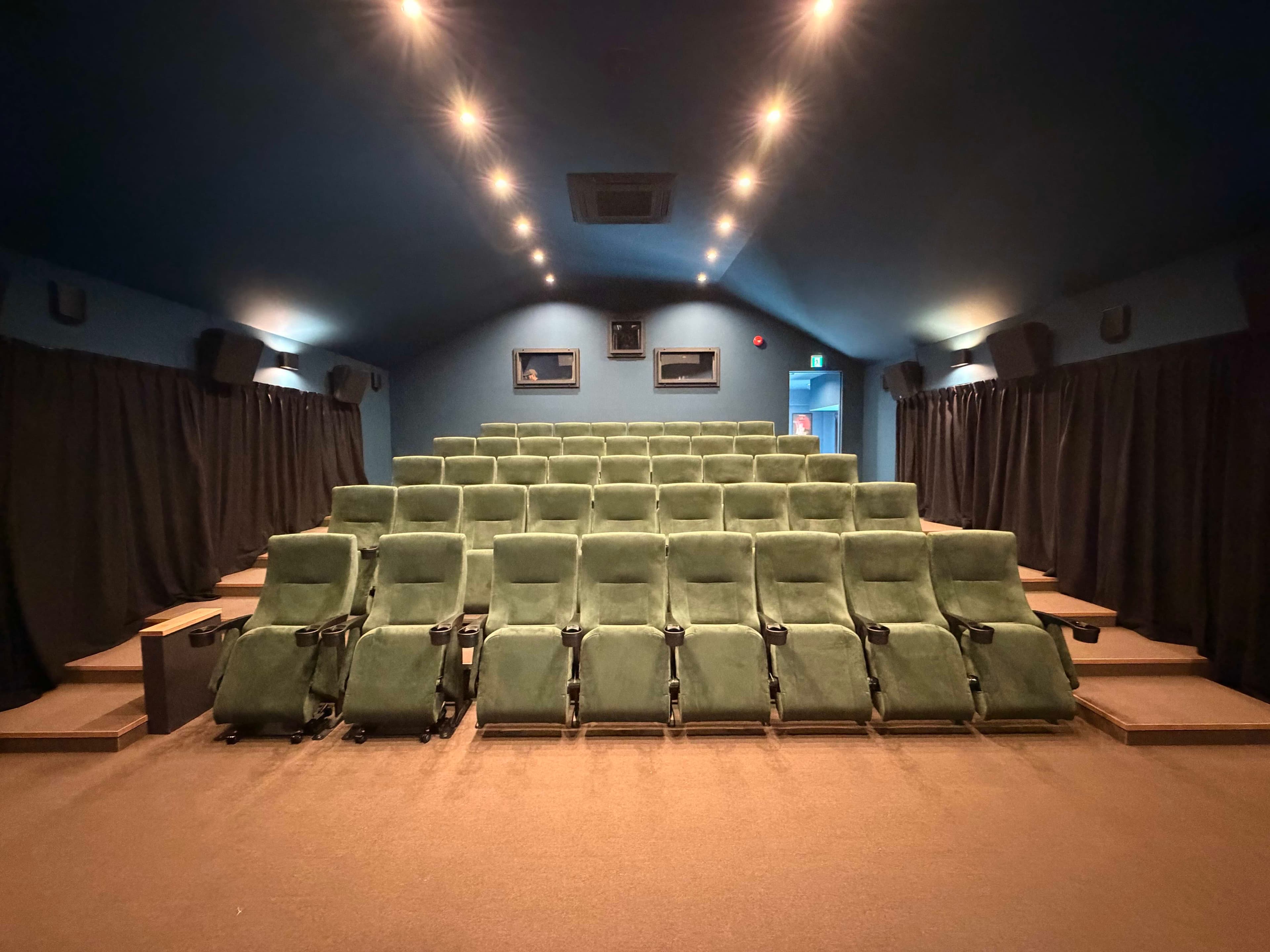 シネヤマの劇場内 — 43席のスクリーン前