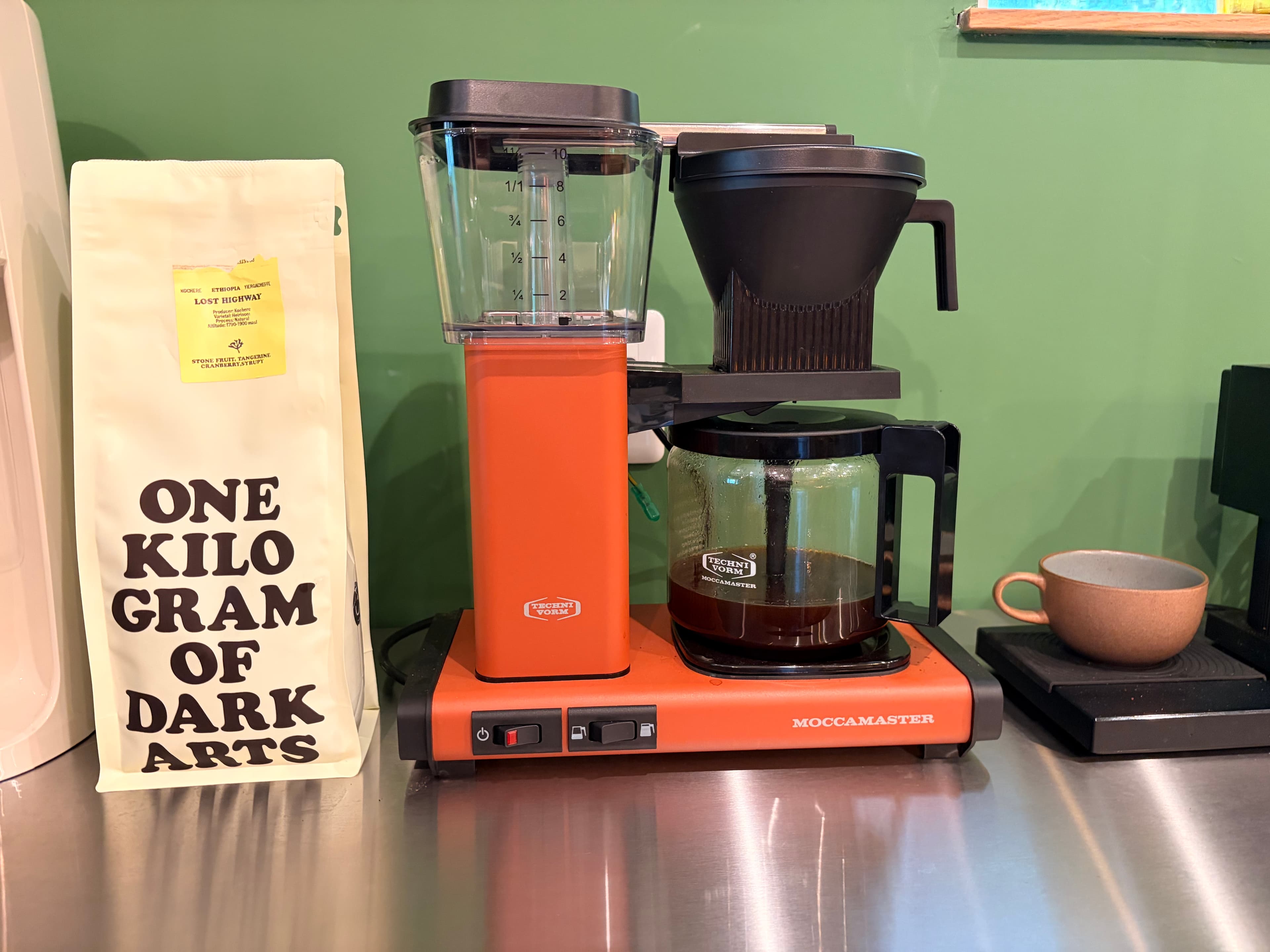 カウンターで提供するコーヒー